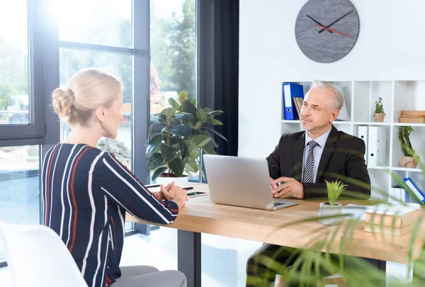 Collègues d'affaires matures — Photo de stock