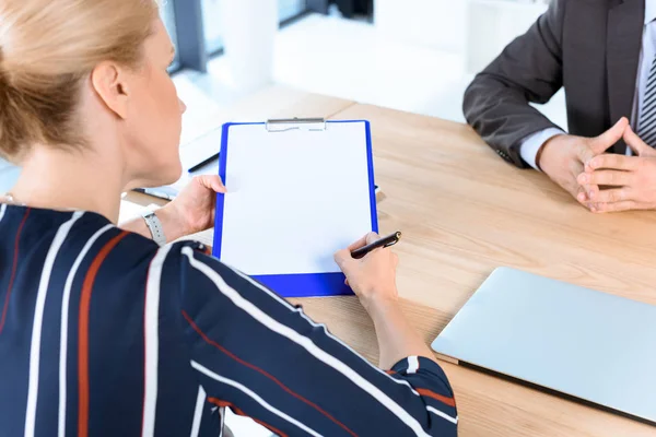 Partenaires commerciaux écrivant contrat — Photo de stock