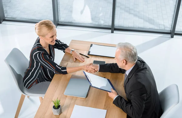 Colleagues shaking hands — Stock Photo