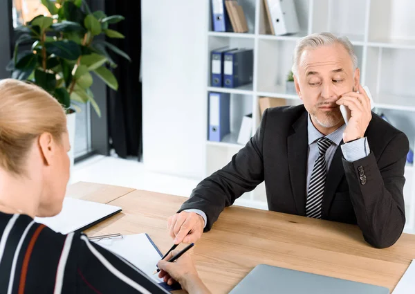 Socios comerciales que firman contrato - foto de stock