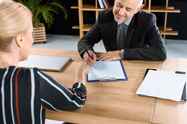 Colegas de negocios escribir documento - foto de stock