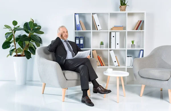 Uomo d'affari che parla per telefono — Stock Photo