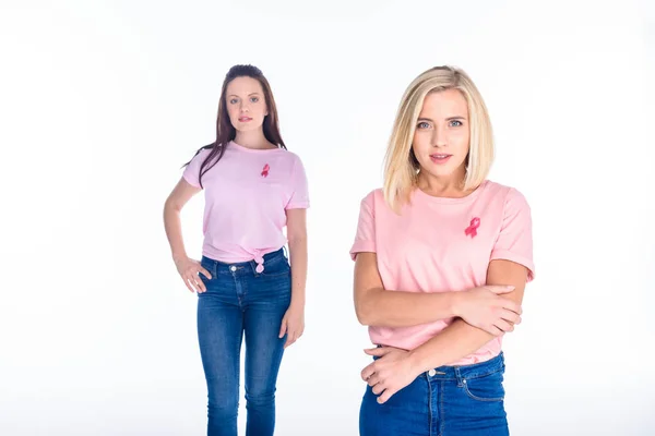 Молодые женщины в розовых футболках — стоковое фото