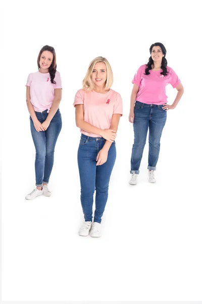 Mujeres en camisetas rosas con cintas - foto de stock