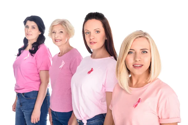 Жінки в рожевий футболки з стрічками — стокове фото
