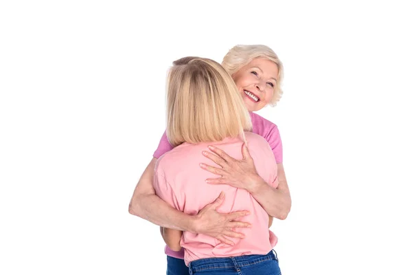 Mulheres em camisetas rosa abraçando — Fotografia de Stock