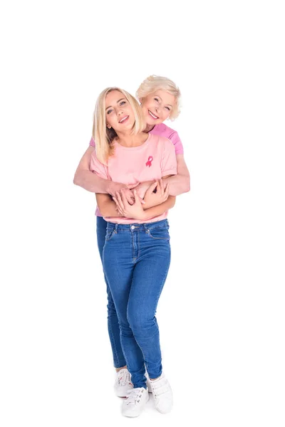 Mujeres en camisetas rosadas abrazándose - foto de stock