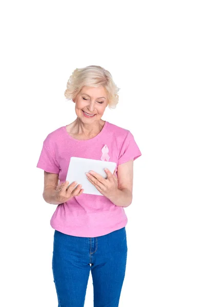 Femme âgée avec tablette numérique — Photo de stock