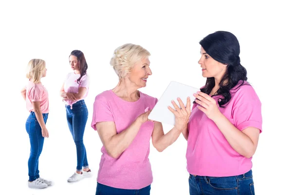 Femmes utilisant une tablette numérique — Photo de stock