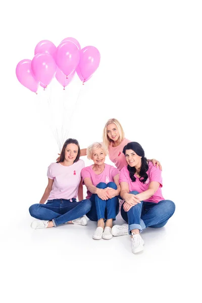 Mujeres con globos rosados - foto de stock