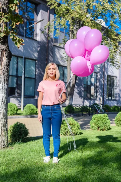 Jovem mulher com balões rosa — Fotografia de Stock