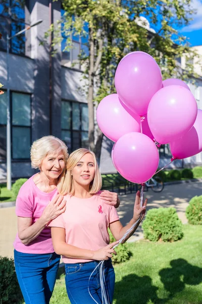 Femmes avec des ballons roses — Photo de stock