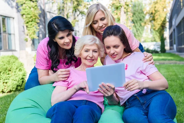 Women with digital tablet — Stock Photo