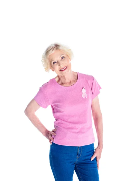 Mujer mayor en camiseta rosa - foto de stock