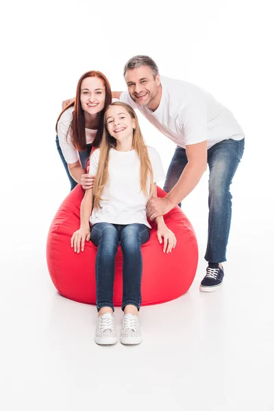 Família sentado em cadeira saco de feijão — Fotografia de Stock