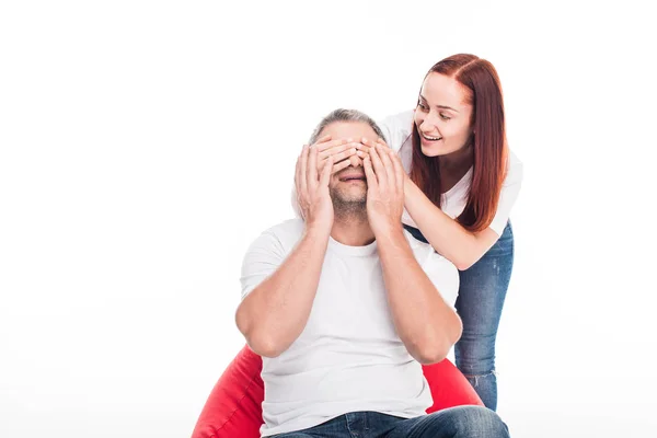 Mulher fechando olhos de marido — Fotografia de Stock