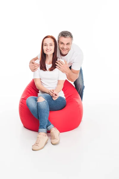 Pareja sentada en silla de bolsa de frijol - foto de stock