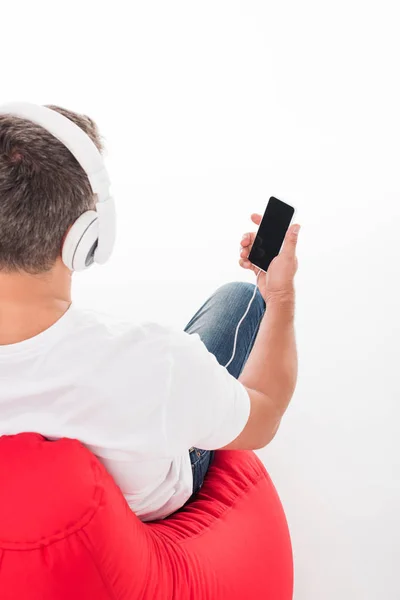 Hombre escuchando música - foto de stock