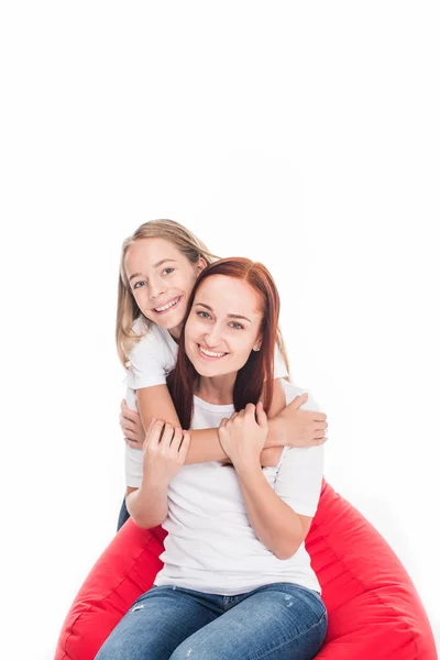 Hija abrazando a su madre - foto de stock