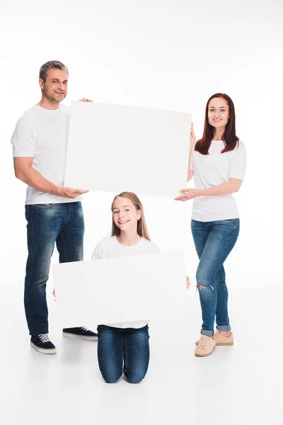 Família segurando placas vazias — Fotografia de Stock