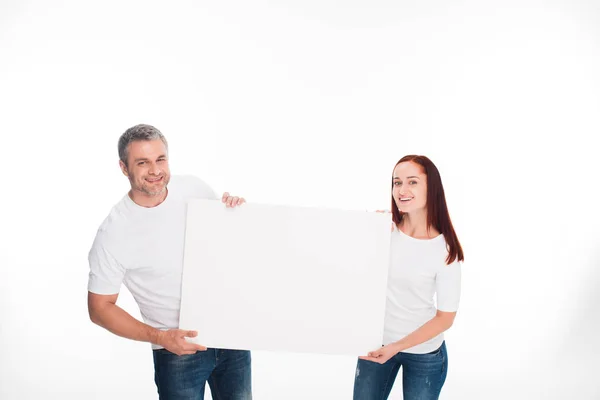 Pareja sosteniendo tarjeta vacía - foto de stock