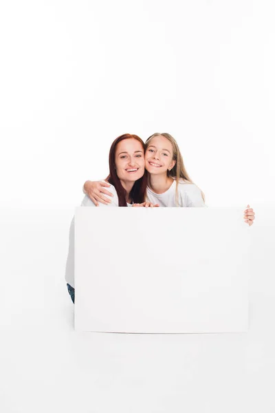 Hija y madre con pancarta vacía - foto de stock