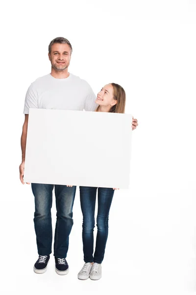 Hija y padre con banner vacío - foto de stock