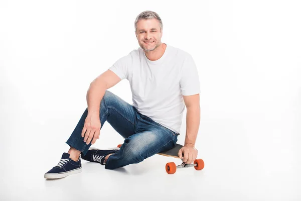 Skateboarder maschile su longboard — Foto stock