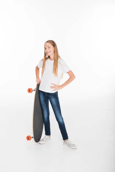 Petit skateboarder féminin — Photo de stock