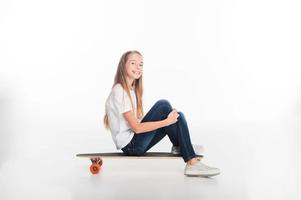 Petit skateboarder féminin — Photo de stock