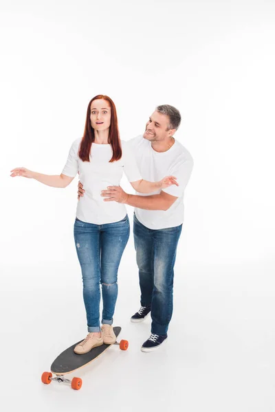 Beau couple avec longboard — Photo de stock