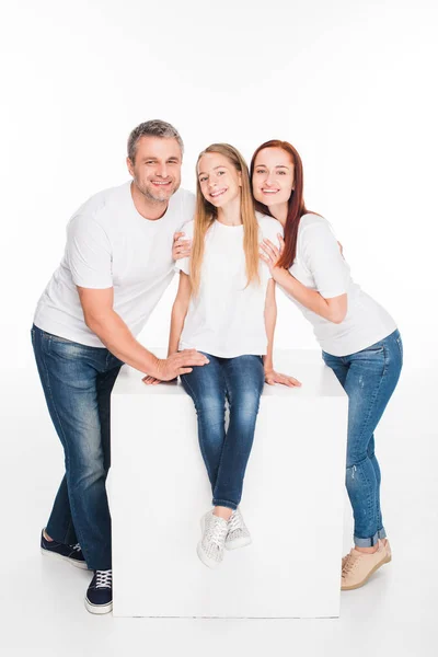 Junge lächelnde Familie — Stockfoto