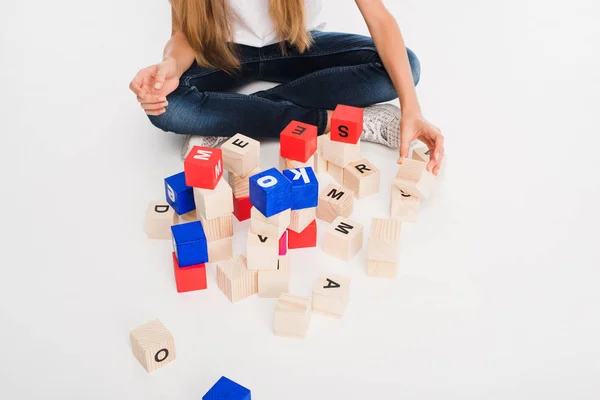 Kind mit Buchstabenblöcken — Stockfoto