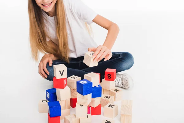 Ребенок с алфавитными блоками — стоковое фото