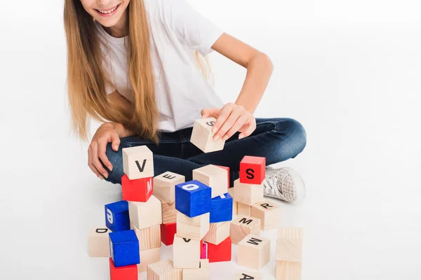 Enfant avec blocs alphabétiques — Photo de stock