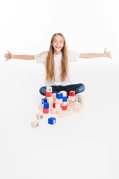 Enfant jouant avec des blocs d'alphabet — Photo de stock