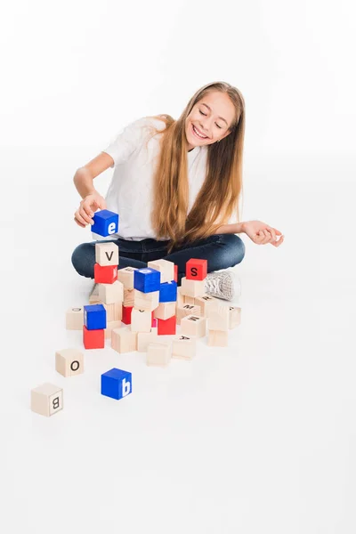 Enfant jouant avec des cubes alphabétiques — Photo de stock