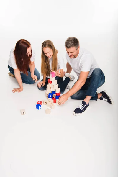 Famiglia che gioca con blocchi di alfabeto — Foto stock