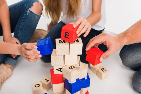 Familia jugando con bloques de alfabeto - foto de stock