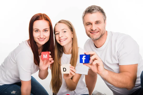 Familia mostrando bloques de alfabeto - foto de stock