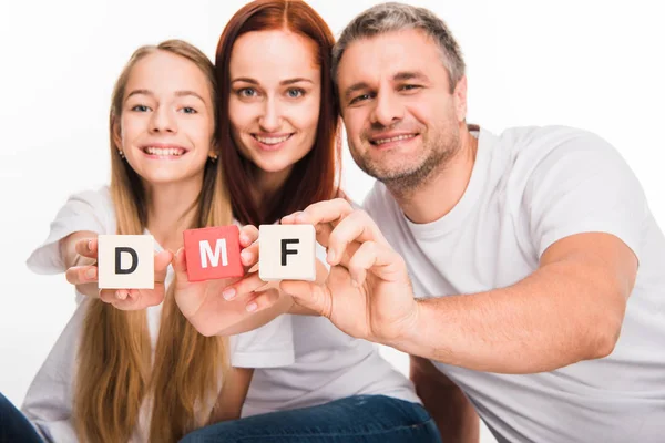 Famille montrant les cubes alphabétiques — Photo de stock