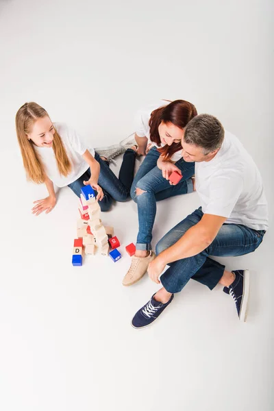 Familia jugando con bloques de alfabeto - foto de stock