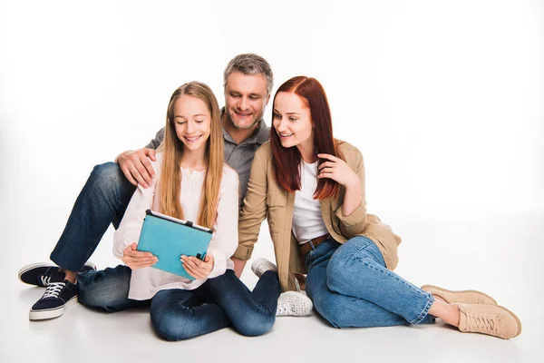 Famiglia utilizzando tablet digitale — Foto stock