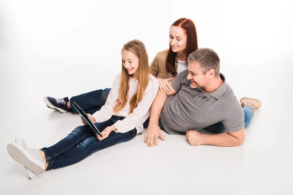 Famille utilisant une tablette numérique — Photo de stock