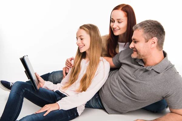 Famille utilisant une tablette numérique — Photo de stock