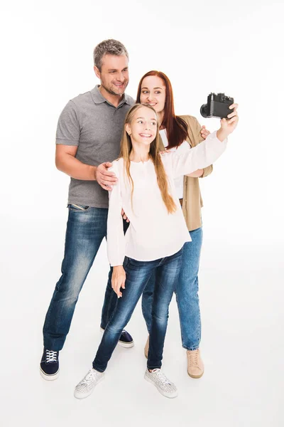 Familia tomando selfie en cámara - foto de stock