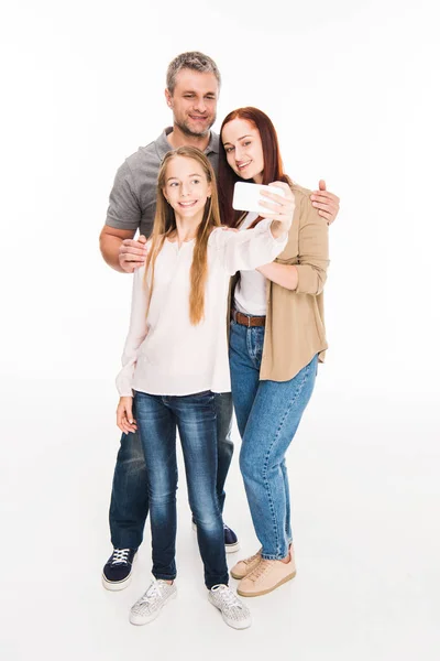 Familia tomando selfie en smartphone - foto de stock