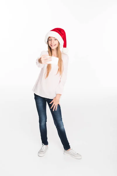 Kind mit Weihnachtsmütze macht Selfie — Stockfoto