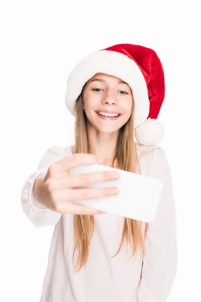 Adolescente en santa hat tomando selfie - foto de stock
