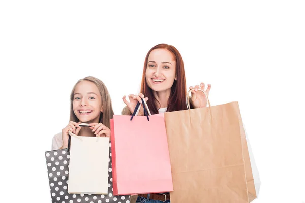 Madre e hija con bolsas de compras - foto de stock
